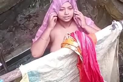 Secretly recorded my aunt taking a bath. Full video of sexy aunt bathing