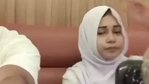 প্রবাসীর বউ এর স্বামীর বন্ধুর সাথে রেস্টুরেন্টে চুম্মা চাটি